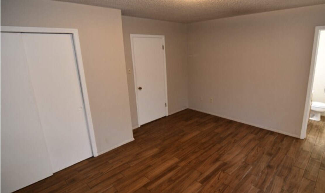 Building Photo - 4587 Yvonne Dr