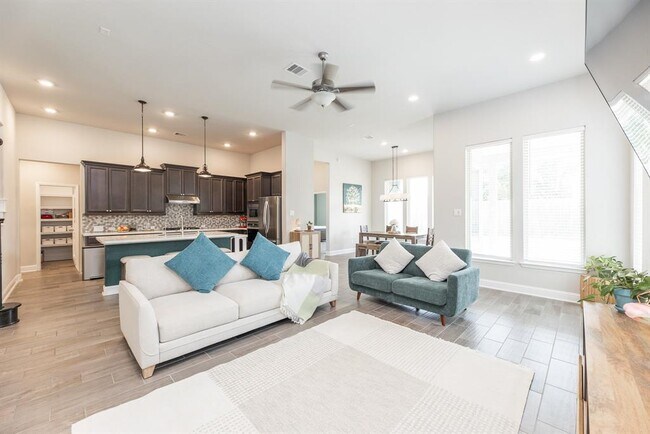 Building Photo - 15215 Holloway Hls Trl