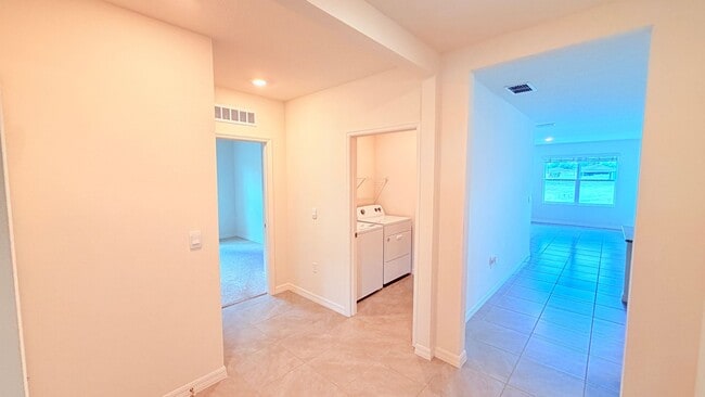 Building Photo - Charming Deltona 4/2 Ready for Move-in!