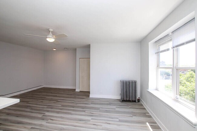 Building Photo - 5920 N Ridge Ave
