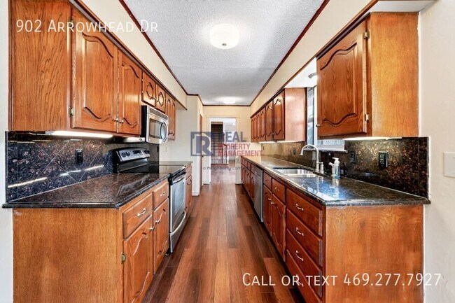 Building Photo - 902 Arrowhead Dr