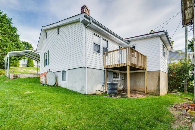 Building Photo - 123 Lilly St