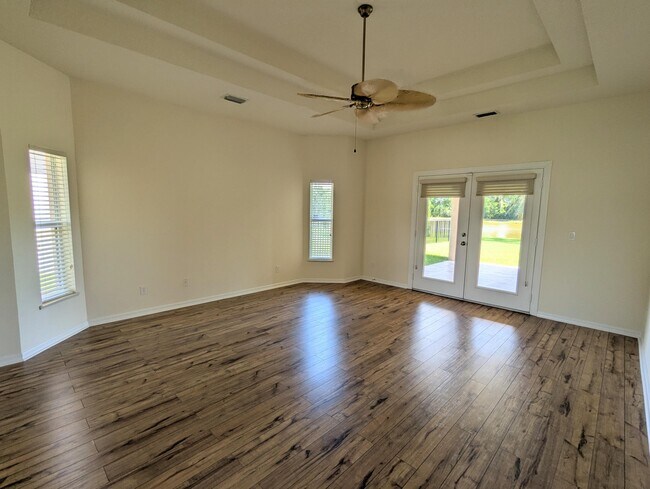Building Photo - 411 SW Vista Lake Dr