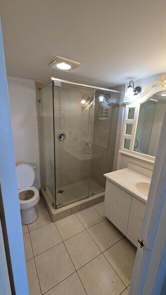 Guest Bath - 3777 NW 78th Ave