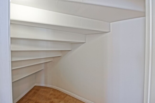 Building Photo - VERY SPACIOUS, BRIGHT & AIRY HOME W/ UNIQU...