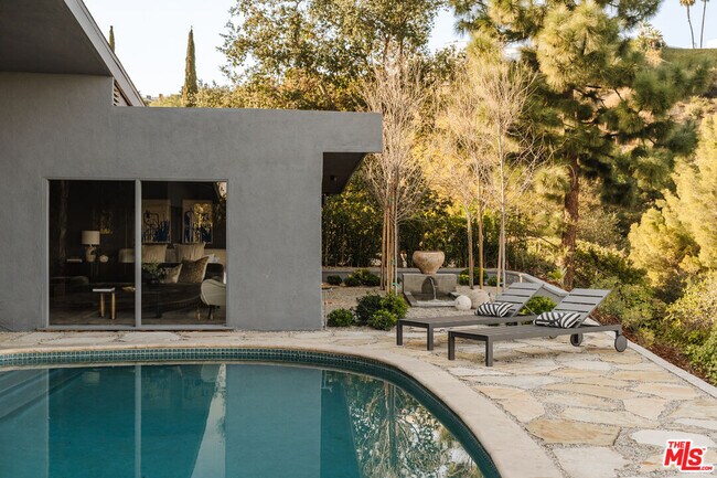 Building Photo - 8559 Edwin Dr