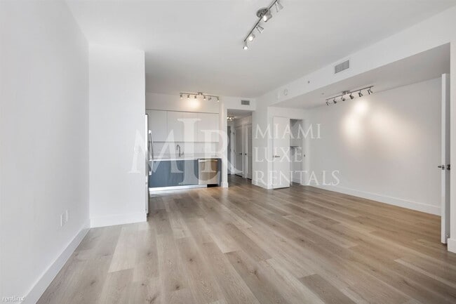 Building Photo - Studio, 1 bath Condo - 3180 Coral Way Spac...