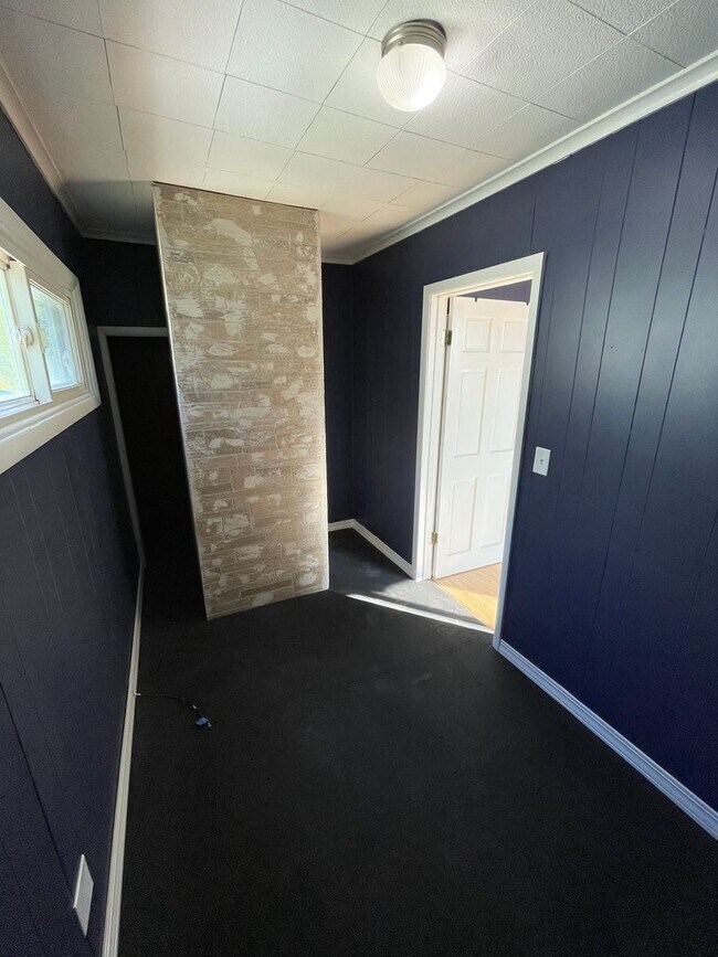 Building Photo - Available September - 2 Bedroom, 1 Bath New Reno!