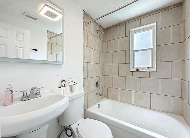 Building Photo - 2842 Lucoma Dr