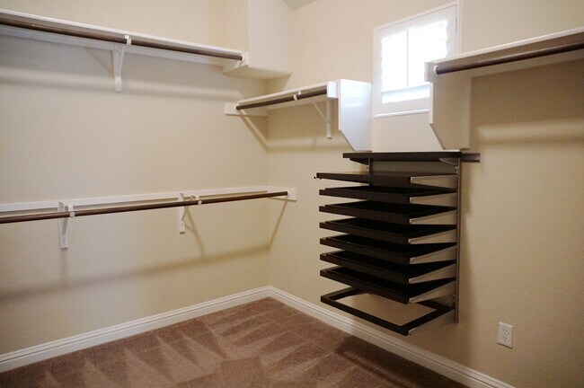 Building Photo - 6620 Estana Ln