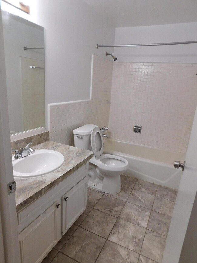 Building Photo - 490 Fox Hills Dr S