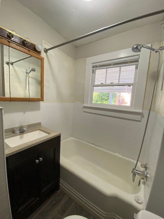 Building Photo - 210 E 28th St