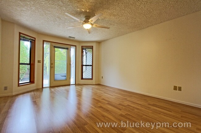 Building Photo - 2 Bed, 2 Bath Townhouse in Felida/Salmon C...