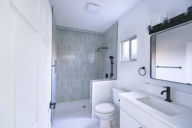 Building Photo - 2860 Webster Ave