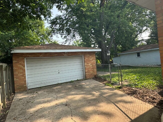 Building Photo - 1729 W Iles Ave