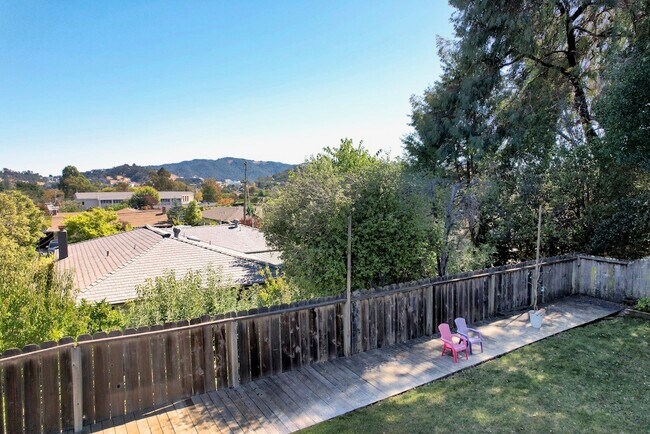 Building Photo - 595 Tanbark Terrace