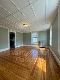 Building Photo - 200 King St