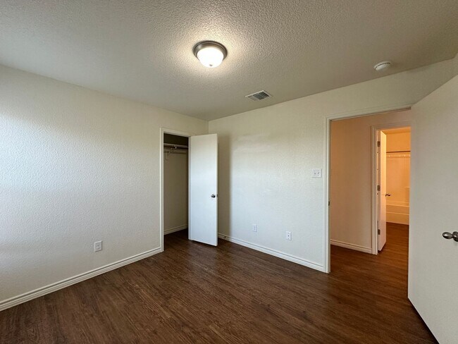 Building Photo - 901 Lasso Dr