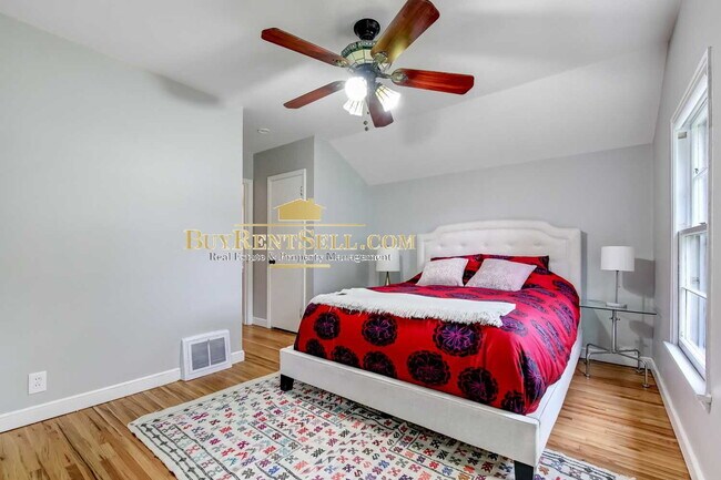 Building Photo - Charming 4-Bed Oasis with Gleaming Hardwood Floors – Your Dream Home Awaits in St. Louis Park!