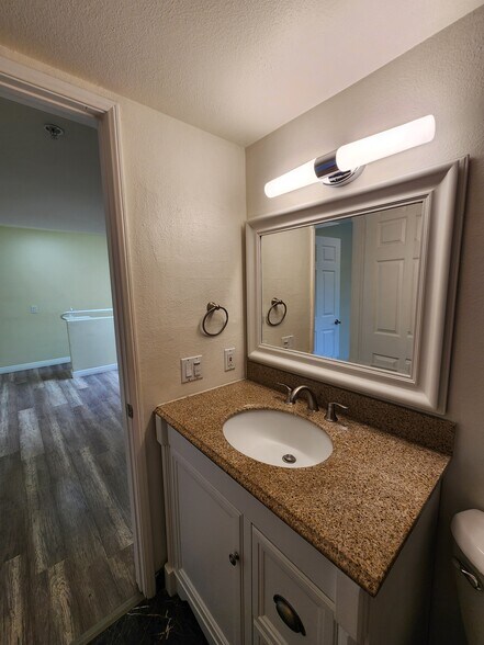 Building Photo - 420 Riverdale Dr