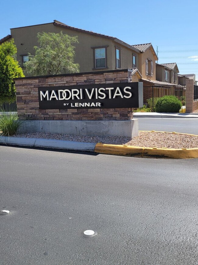 Building Photo - Giant Causeway / Showing 5/1/26