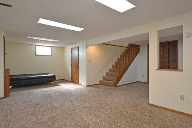 Building Photo - Spacious 3 bed, 2 bath rental in Bloomingt...