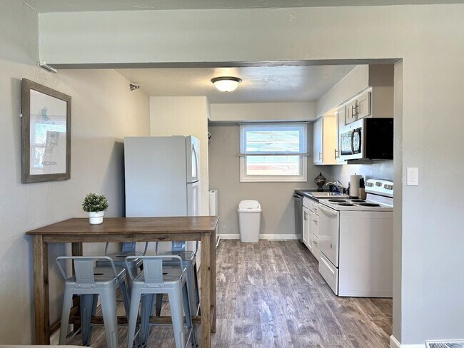 Building Photo - 826 W Weiland Ave