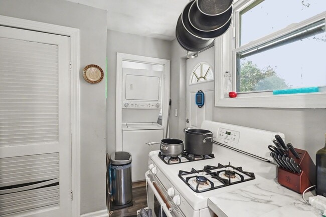 Building Photo - Charming 2BR + Office Home with Fenced Yards & Spacious Living – Available June 2026