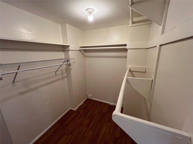 Building Photo - 1301 NE Miami Gardens Dr