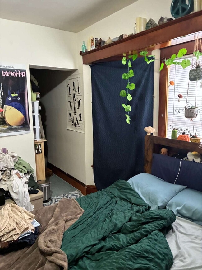 Building Photo - 4 Bed 2 Bath close to UWEC!