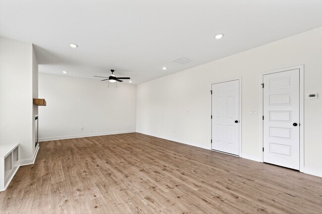 Building Photo - Modern and Charming 3-Bedroom Cul-de-Sac Home in Clayton!