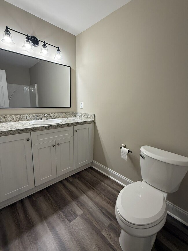 Building Photo - Charming 4 Bedroom Home located in Histori...