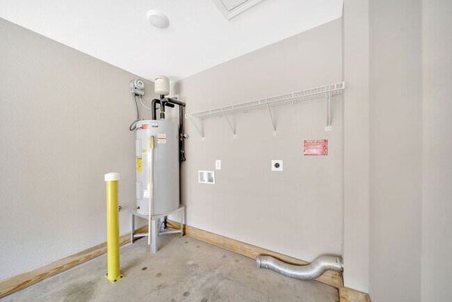 Building Photo - Hillrise III - 2 BR/1.5 Bath One Level with Attached Garage