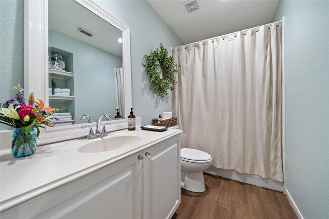 Building Photo - 10 Vinca Trail