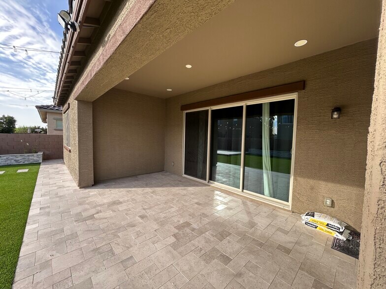 Building Photo - 8731 W Wagon Wheel Dr