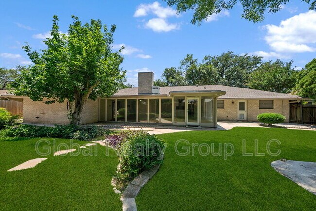 Building Photo - 425 Crestwood Dr