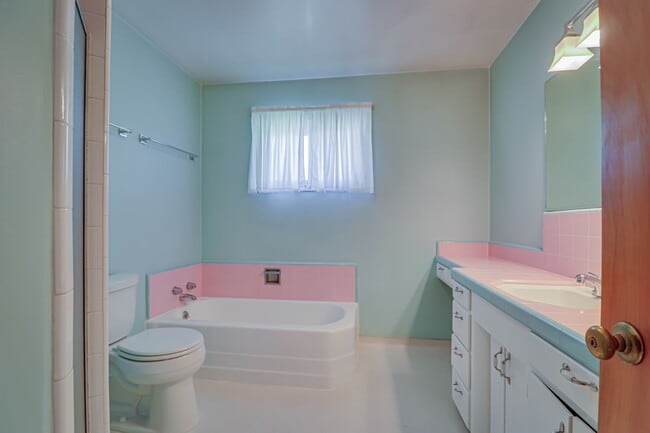 Building Photo - Charming Farmhouse Retreat in Northwest Bakersfield!