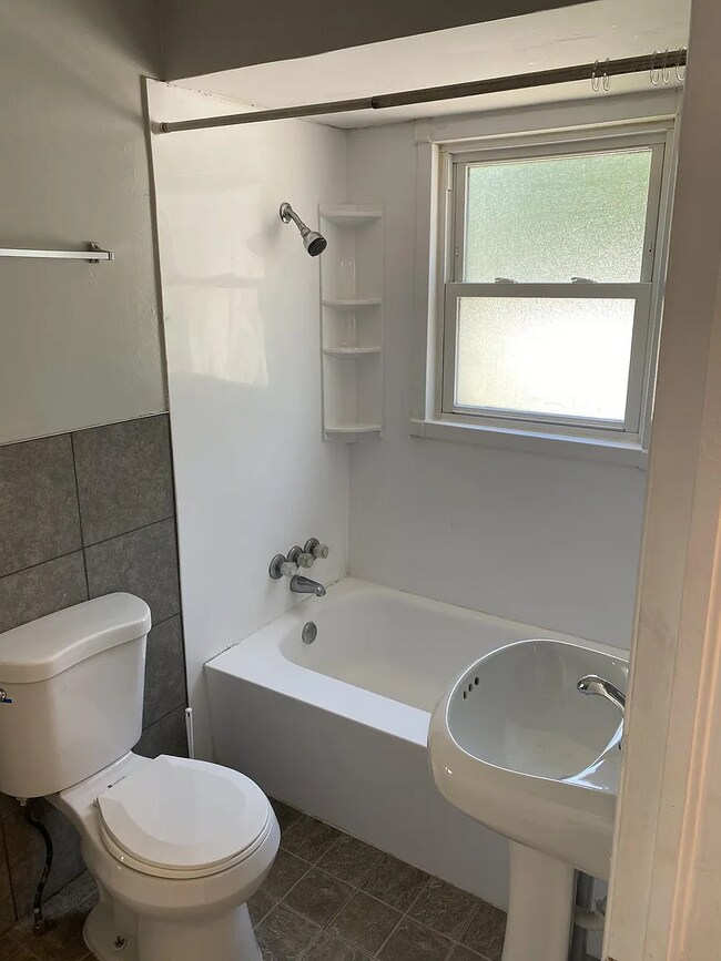 Building Photo - 549 Brown St