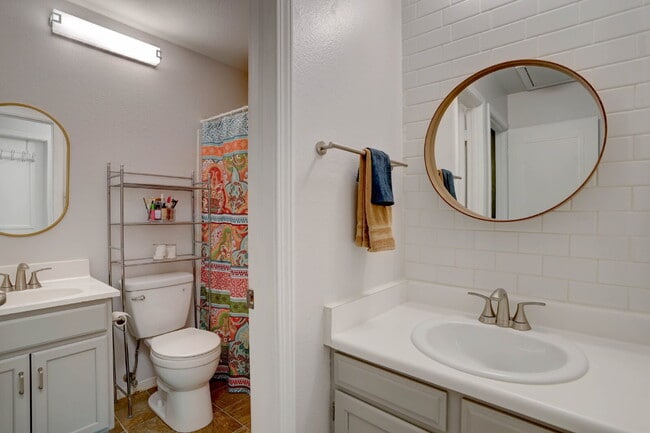 Building Photo - Wonderful 2 Bed 2 Bath Townhouse with Fireplace + Community Pool