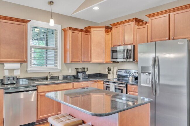 Building Photo - Charming 3-Bedroom Furnished Haven with Co...