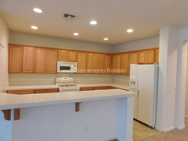 Building Photo - Spacious Elk Grove 3bd/2ba House with 2 Ca...