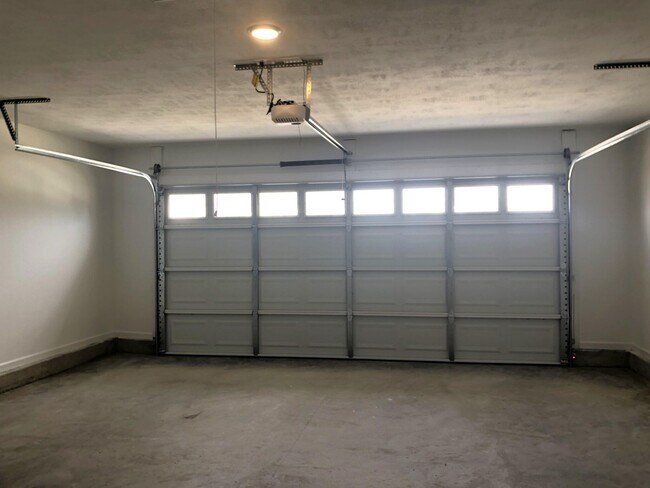Building Photo - 879 Goodale Dr