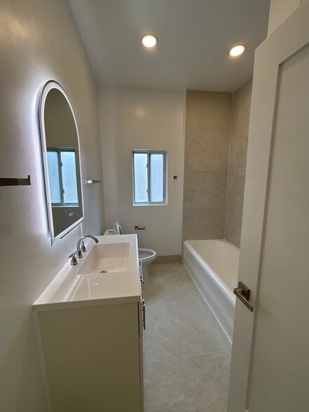 Main bathroom - 1062 S Shenandoah St