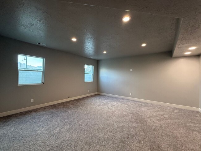 Building Photo - Luxury 7-Bedroom Home with Office, Dayligh...