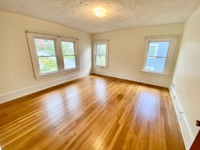 Building Photo - North Asheville - Renovated 1020's Charmer!