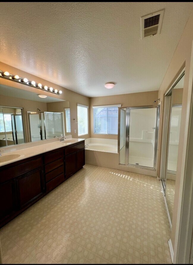 Building Photo - Spacious 5 Bedroom 3 Bath home in Rancho Cucamonga