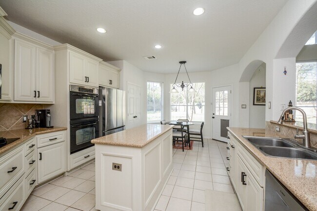 Building Photo - 14 Guinevere Pl