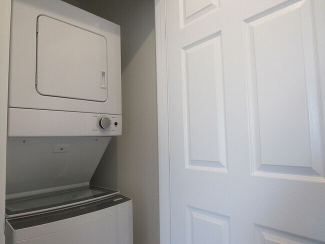 Building Photo - 3 Bedroom Townhome located near Nellis Base!