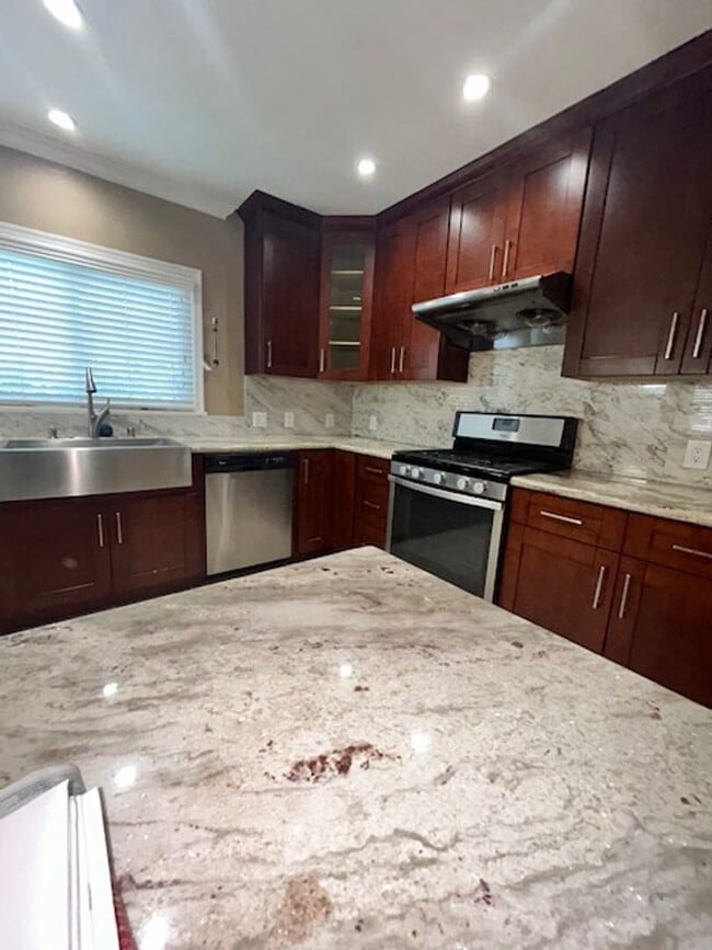 Building Photo - Beautiful Spacious 2Bd/2Bth with Bonus Family Room