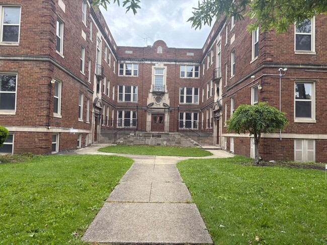 Building Photo - 2-Bedrooms